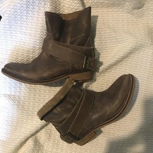 Bronx Leather taupe roll up or down ankle Boots!